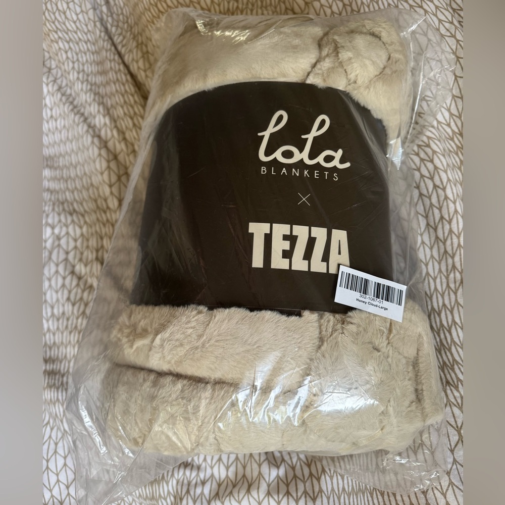 Lola Blanket - Tezza “Honey Cloud” in Large - Picture 3 of 6